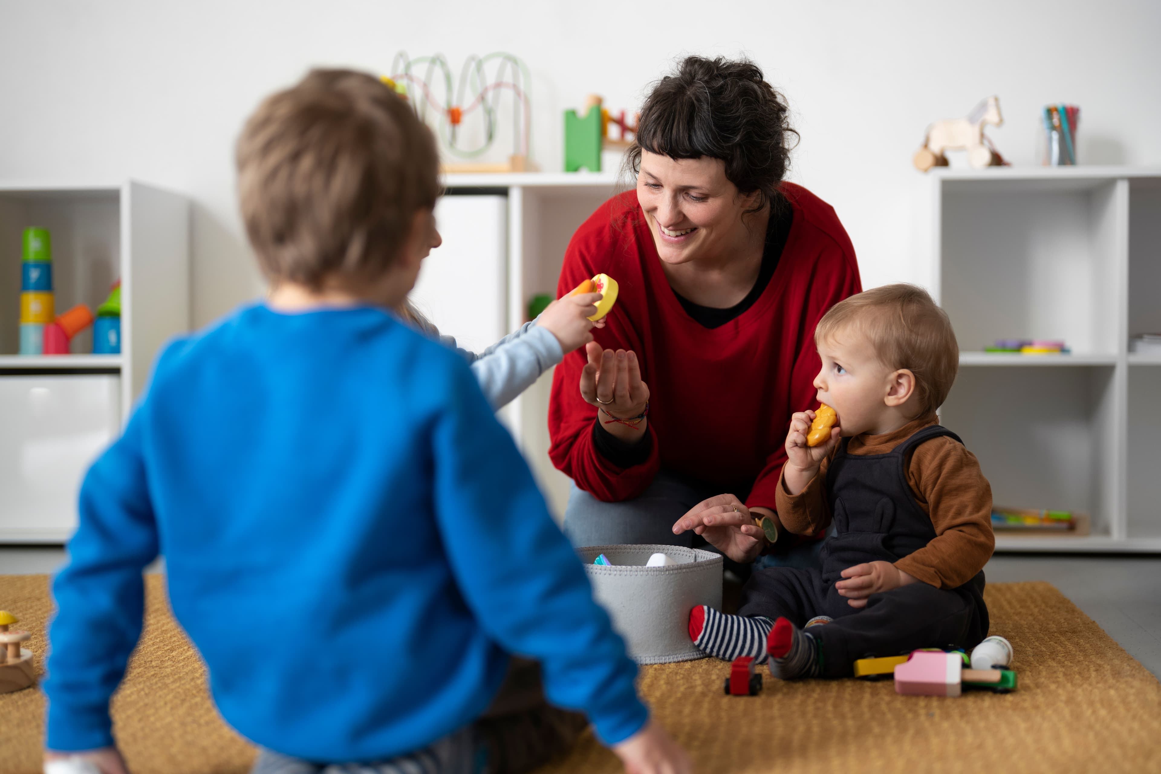 Pedagogisch medewerker met kinderen