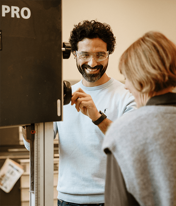 Man bedient technisch apparaat