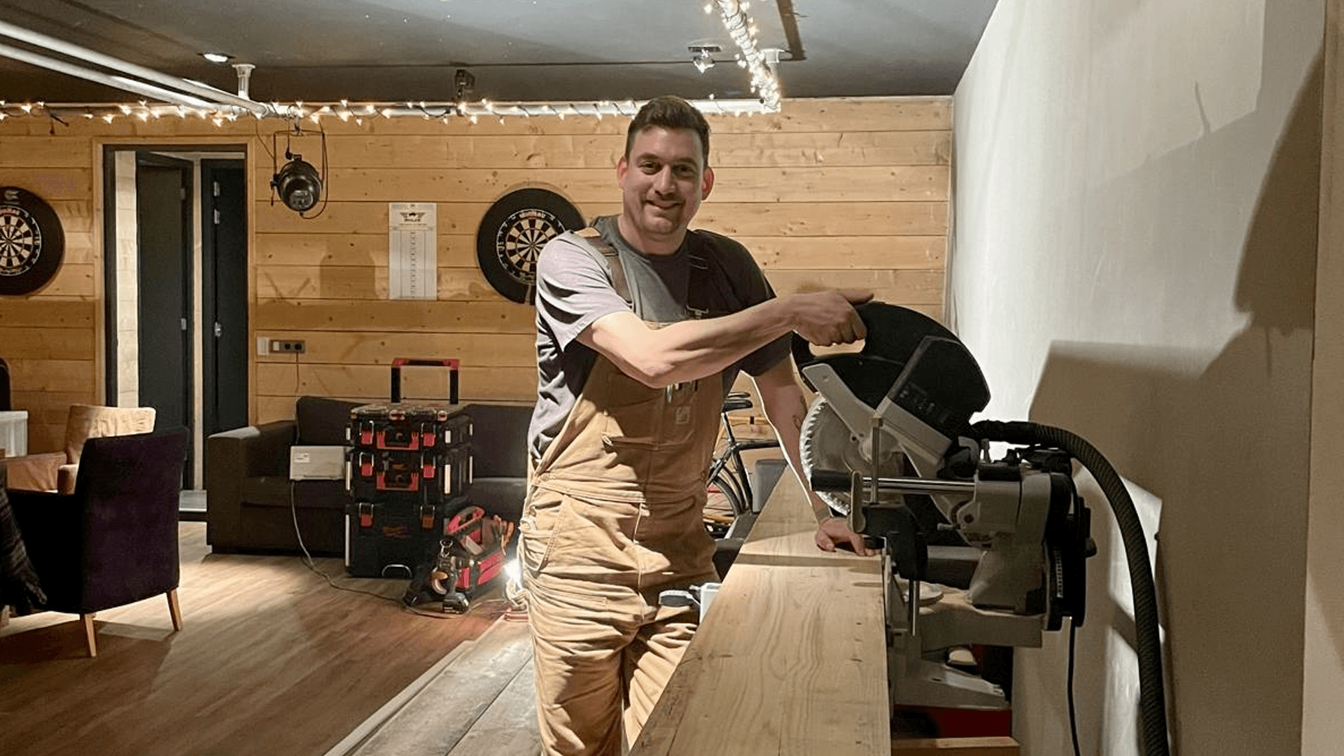 Robin aan het werk met cirkelzaag