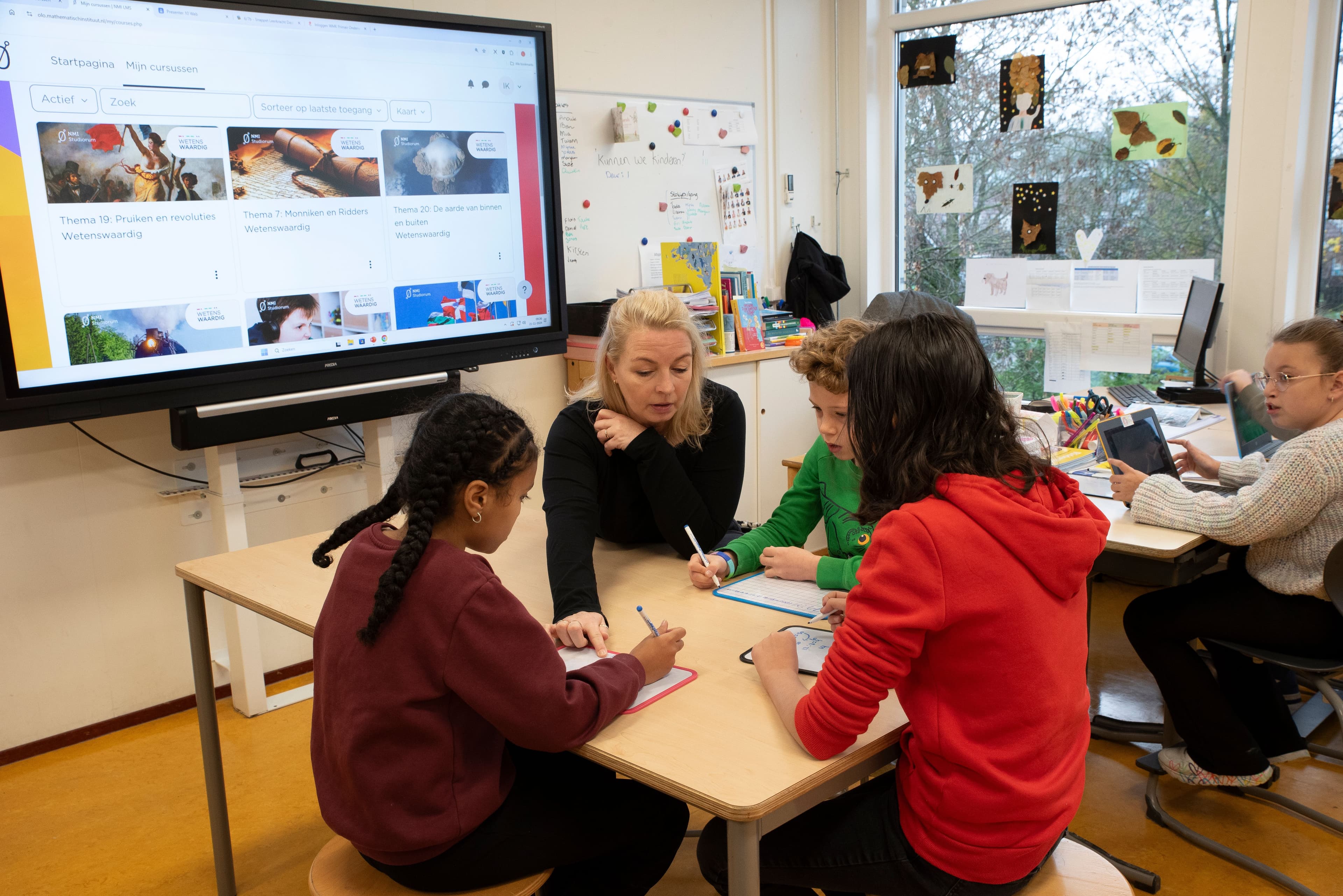 Linda aan het werk voor de klas