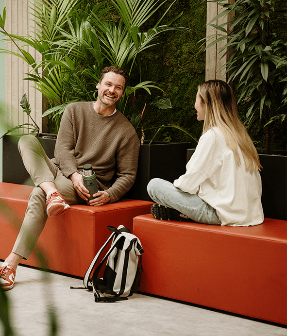 Twee mensen in gesprek